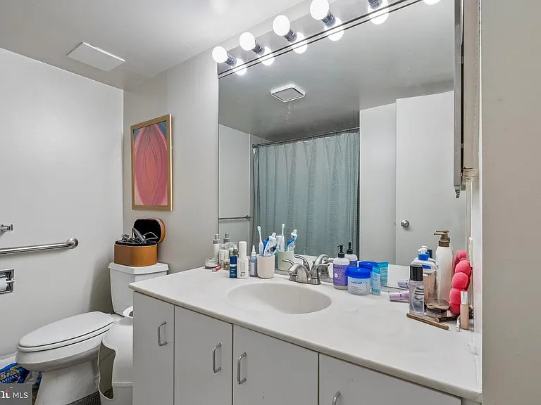 233 S 6th St #912B — Photo 5