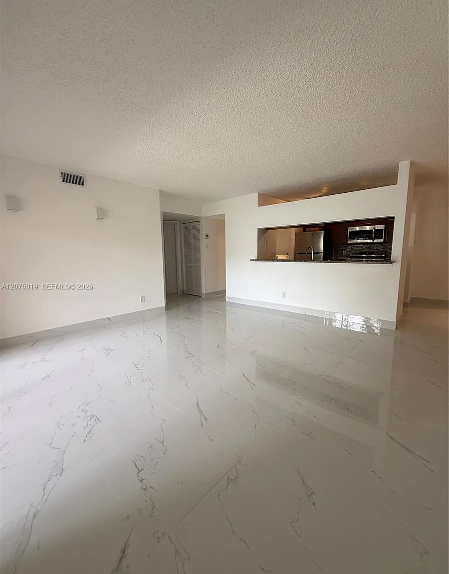Royal Palm Place — Photo 4