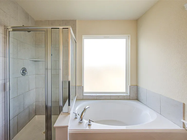 10907 Woodland Leaf Ln — Photo 24