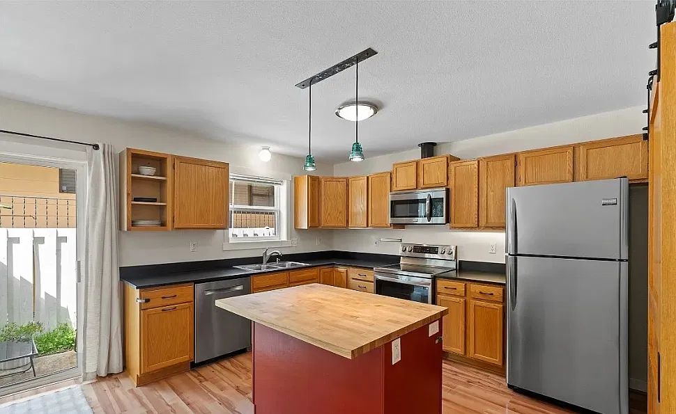 3 bed, 954 sqft, $1,410 — Photo 4