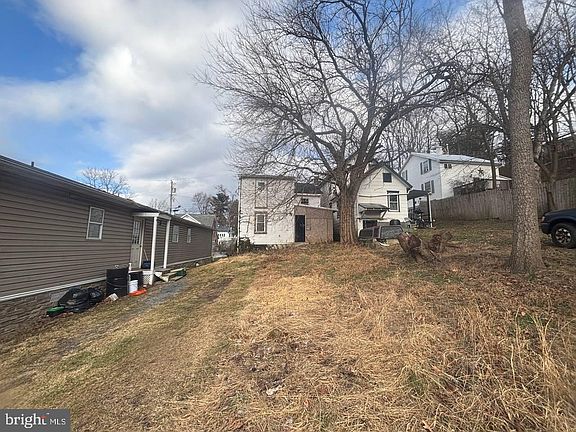 4th image of 218 E North St