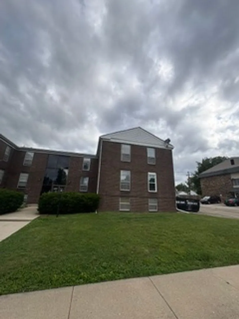 919 W Crestwood Dr — Photo 4