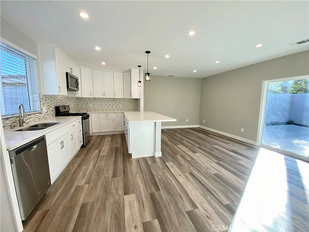 2 bed, 1000 sqft, $3,995 — Photo 3