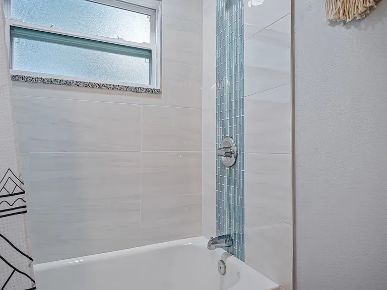 4313 W Woodlawn Ave — Photo 26