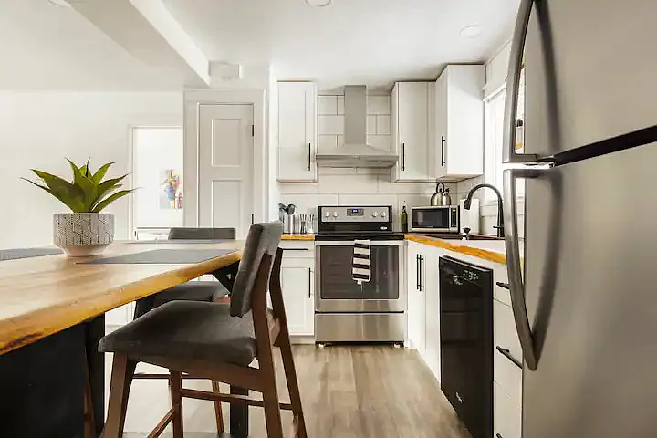 222 N Institute St — Photo 5