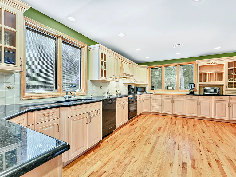 46 Dogwood St — Photo 16