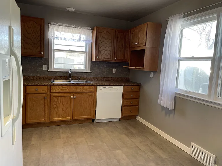 319 S East St — Photo 4