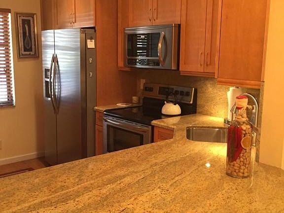 Kitchenw/breakfast bar