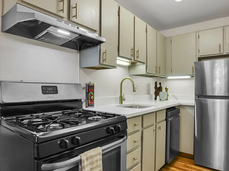 1275 N Clarkson St — Photo 2