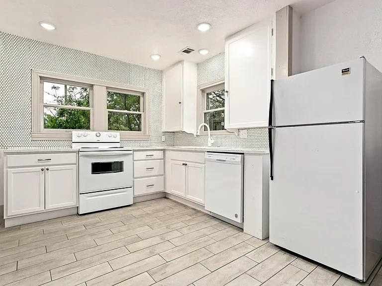 2310 Gladstone Dr — Photo 14