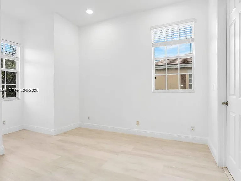 4762 Lakeside Ter — Photo 24