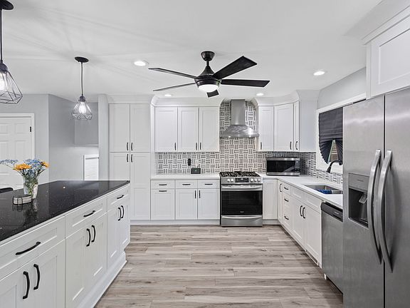 4th image of 19049 Jonathan Ln
