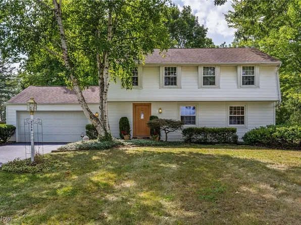 6240 Farmington Cir, Canfield, OH 44406