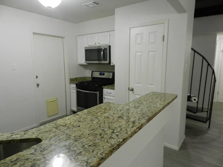 4100 Adelphi Ln #B — Photo 9