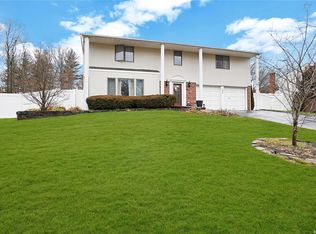 186 Old Post Dr, Hauppauge, NY 11788