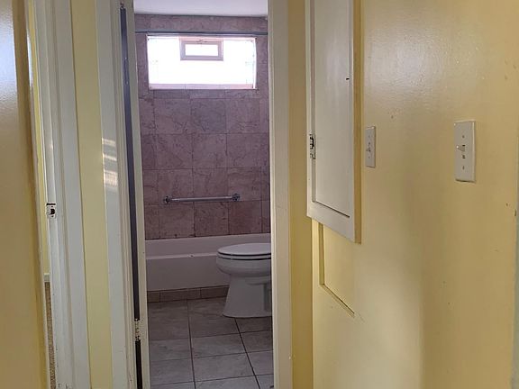 4th image of 2346 W Chase Ave #1