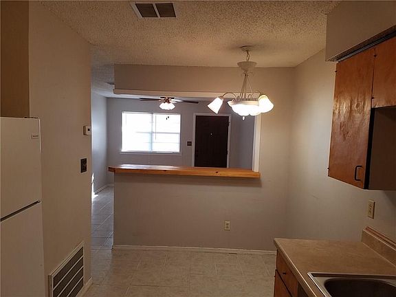 5th image of 722 S Oak Hill St