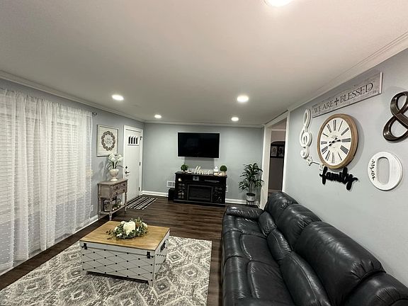 4th image of 814 W Park Ave