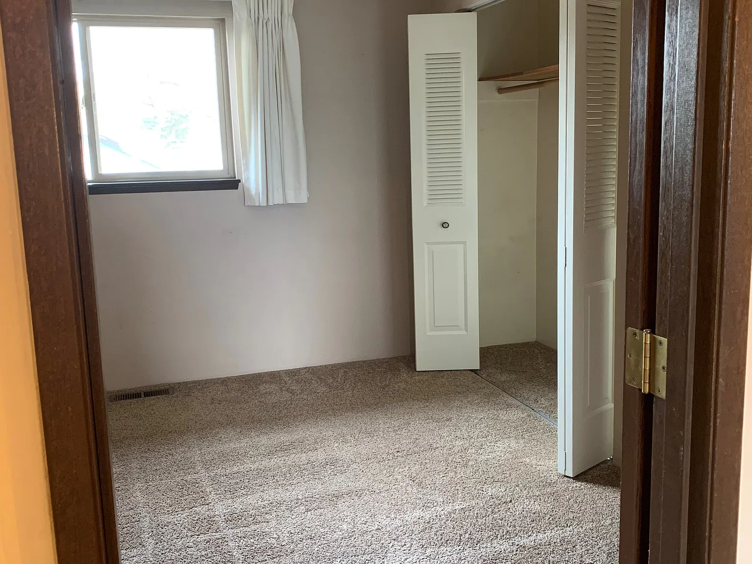 108 W Selah Ave — Photo 2