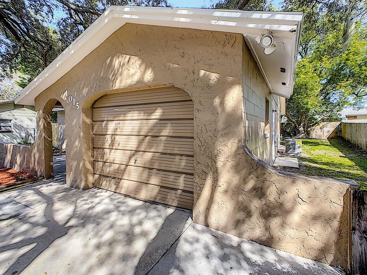 Building Photo - 1015 Wolf Trl