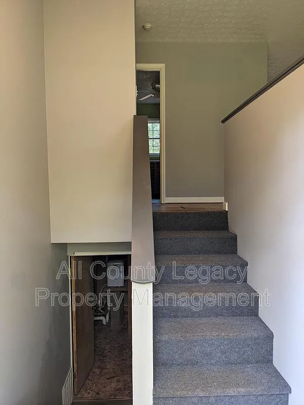 3 bed, 1.5 bath, 2000 sqft, $1,600 — Photo 2