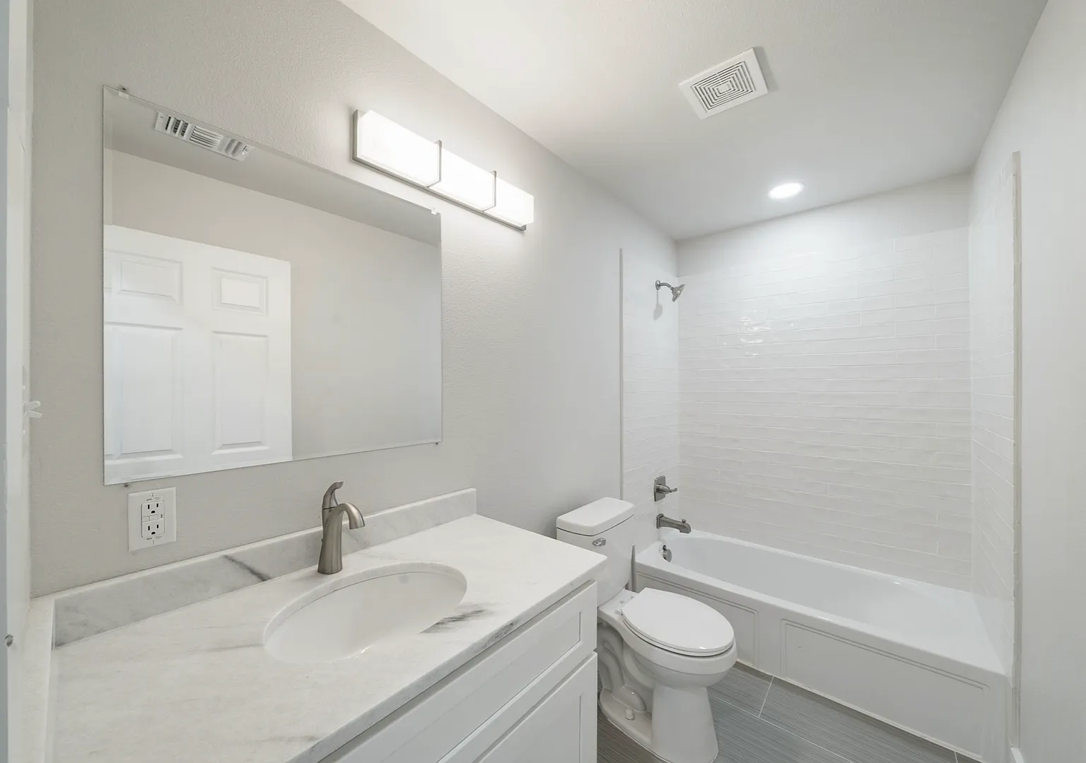 Beautiful newly remodeled 3 bd | 2 ba Available NOW! Located 10 min from Alamo Quarry! — Photo 4