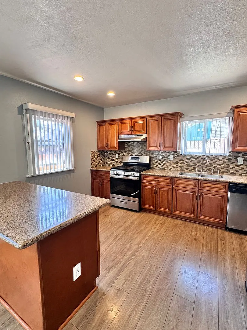 Single Family Home - 827 Martin Luther King Jr. — Photo 4