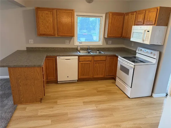 1101 Elmhurst Dr NE, Cedar Rapids, IA 52402