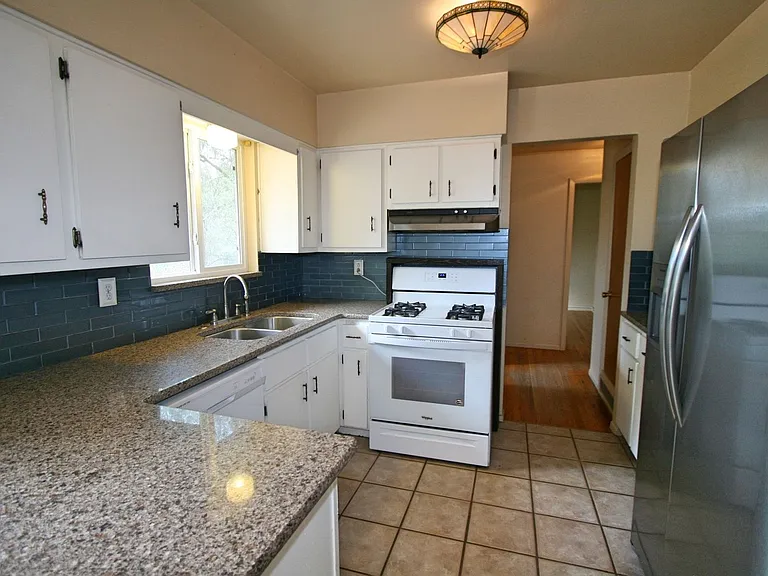 531 Empress St — Photo 6