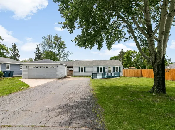 2303 Sweetbriar St, Crest Hill, IL 60403