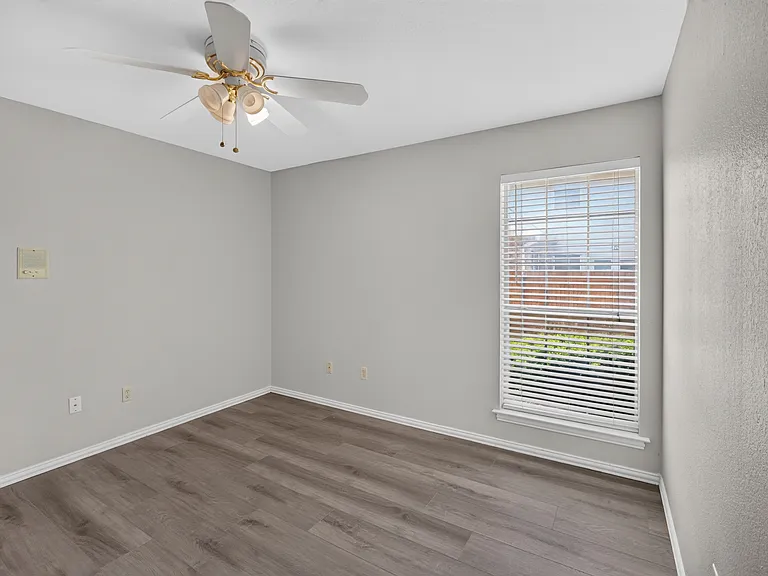 1037 McCoy Dr — Photo 20