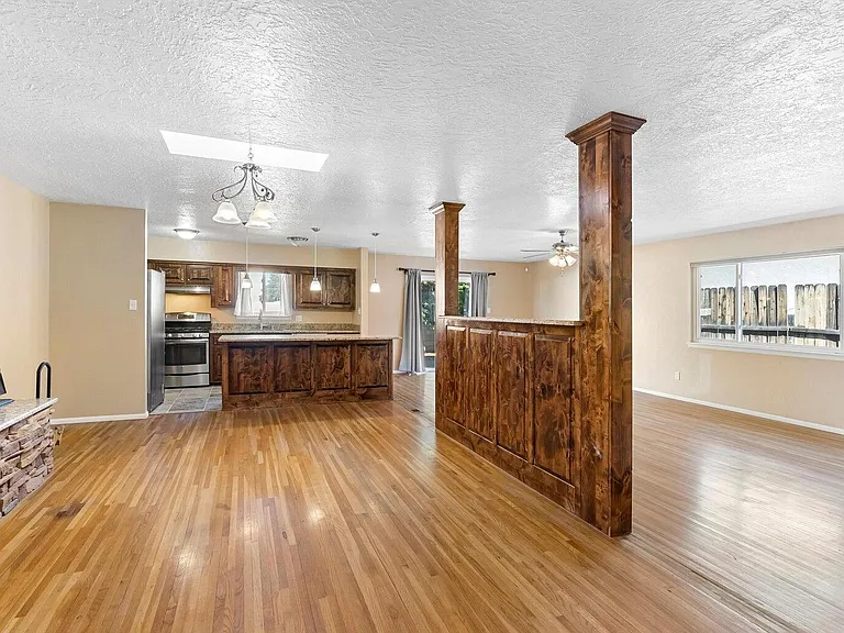 3721 Mary Ellen St NE — Photo 4