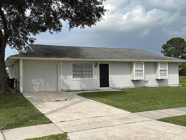 285 NE Floresta Dr — Photo 1