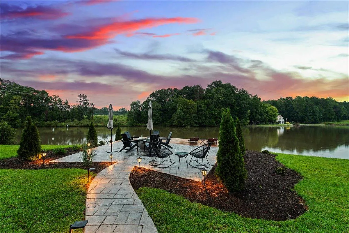 Building Photo - Whispering Oaks Ln