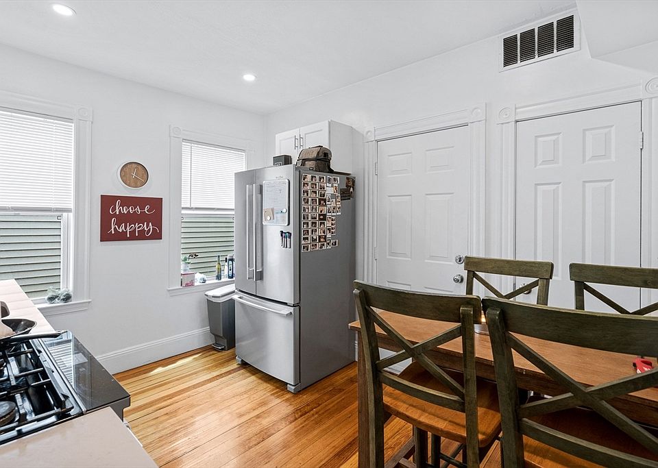 1st image of 7 Hallam St APT 3