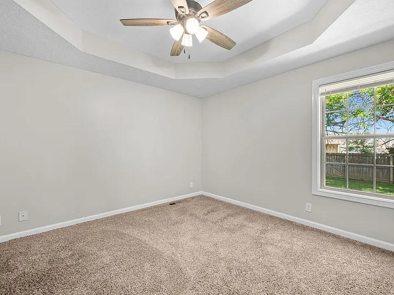 552 Falkland Cir — Photo 13