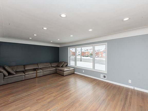 4th image of 2539 Warrensville Center Rd