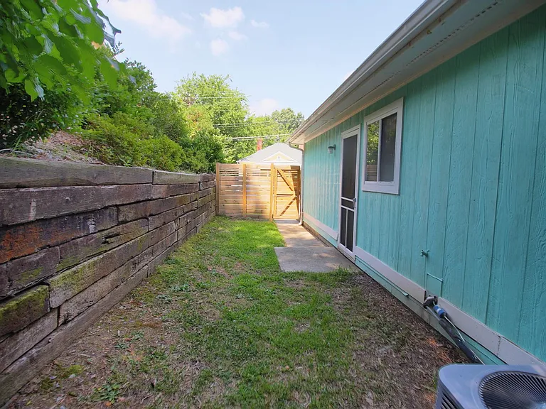 506 Gurley St — Photo 10