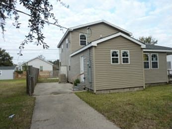 2nd image of 16 E Chalmette Cir