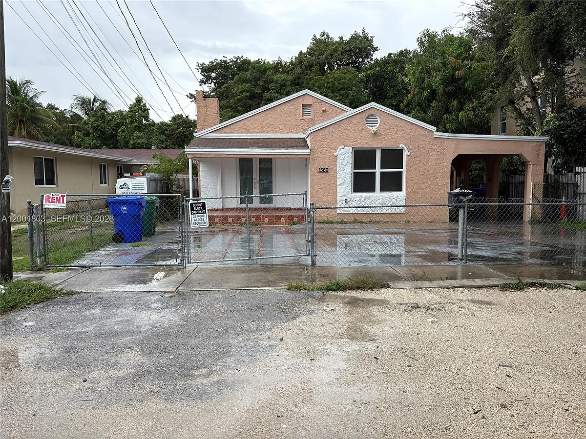 Building Photo - 1560 NW 25th Ave #1