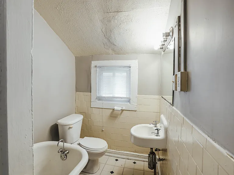 1316 Enfield Ave — Photo 18