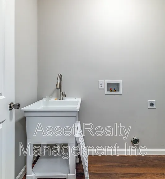619 Midlake Dr NE — Photo 18