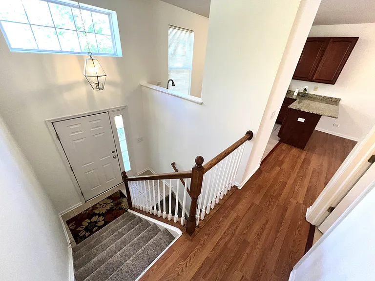 806 Lewisburg Ln — Photo 3