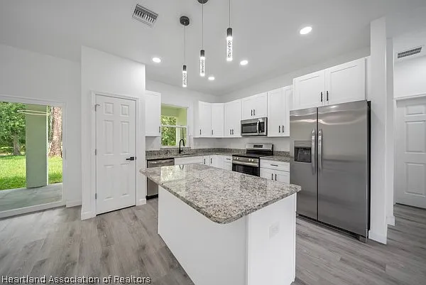 3 bed, 3.0 bath, 1723 sqft, $2,400 — Photo 2