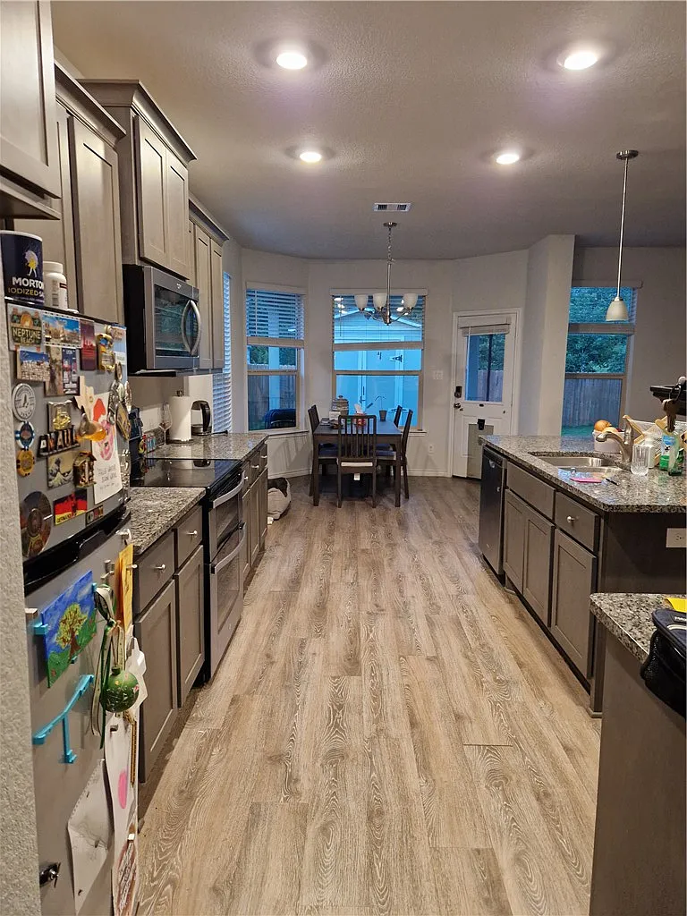 5 bed, 2.5 bath, 2479 sqft, $2,200 — Photo 4