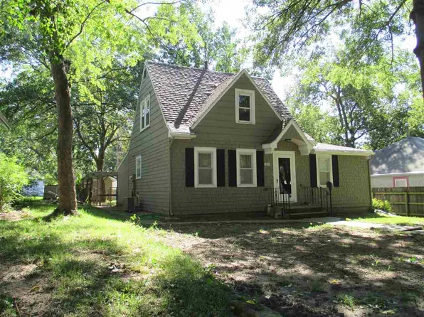 610 Chestnut St, Wamego, KS 66547