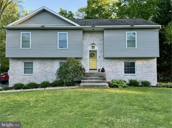 98 Manassas Dr, Falling Waters, WV 25419