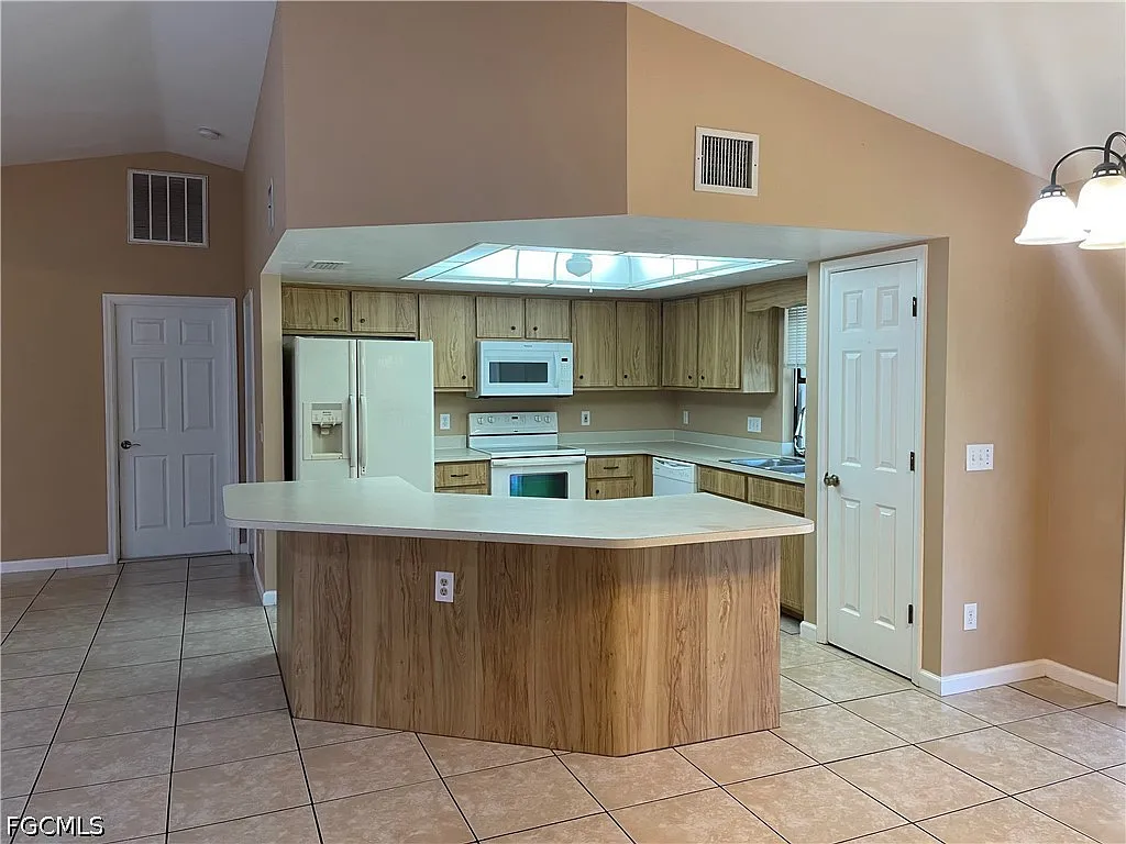 3 bed, 2.0 bath, 1409 sqft, $1,750 — Photo 4