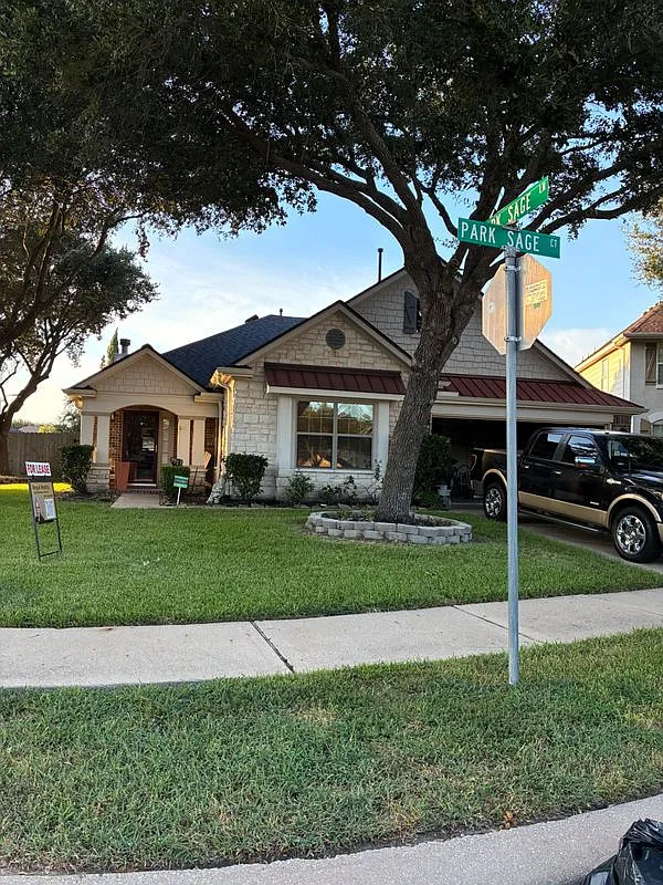 3 bed, 2.0 bath, 2430 sqft, $2,300 — Photo 3