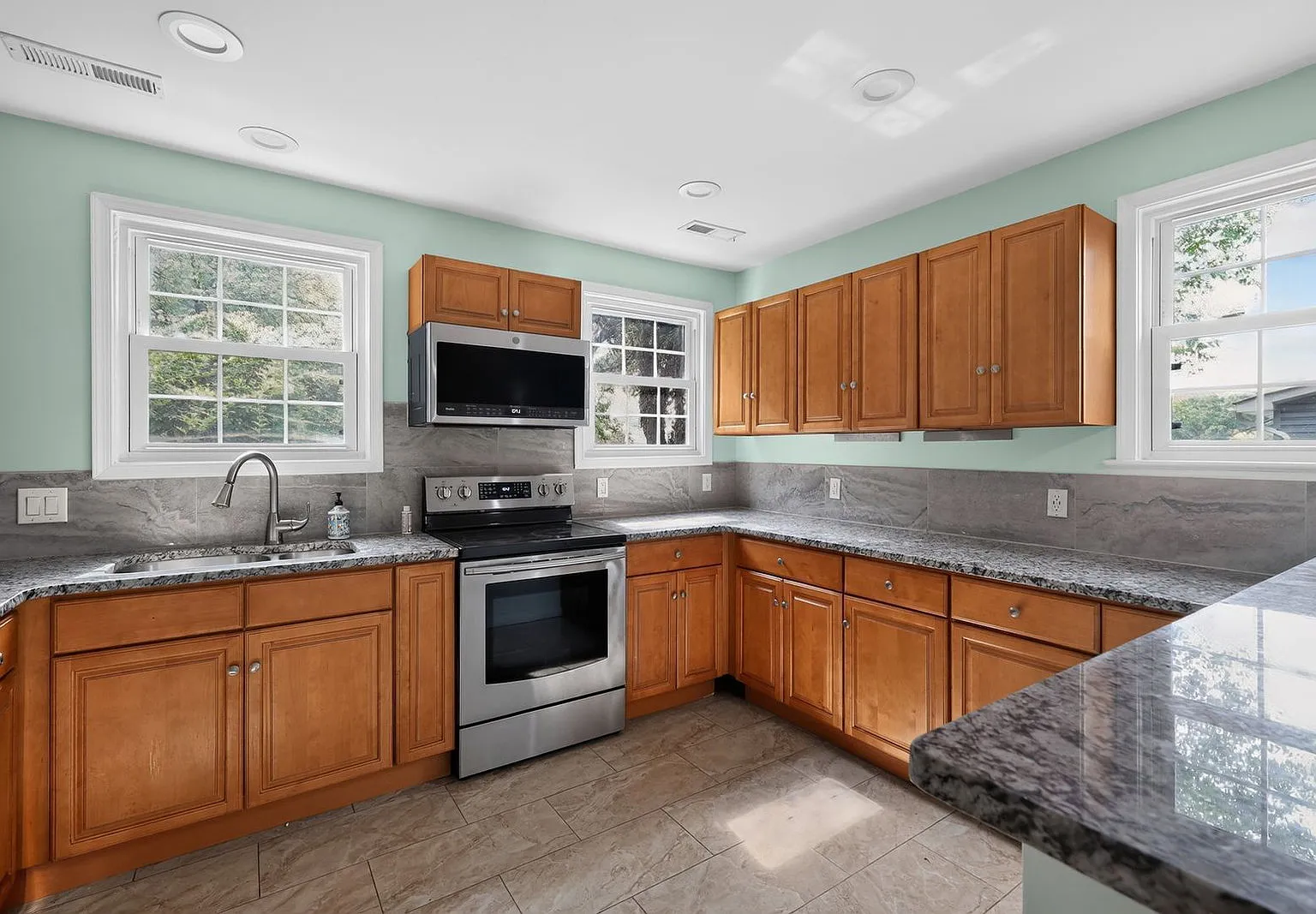 4 bed, 3.0 bath, 1453 sqft, $3,750 — Photo 2